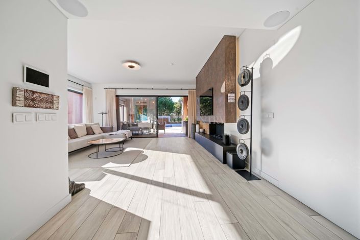 Image No.19-4 Bed Property for sale