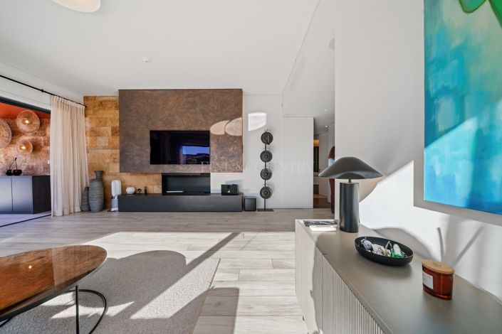 Image No.4-4 Bed Property for sale