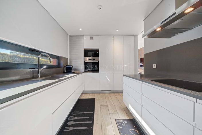 Image No.5-4 Bed Property for sale