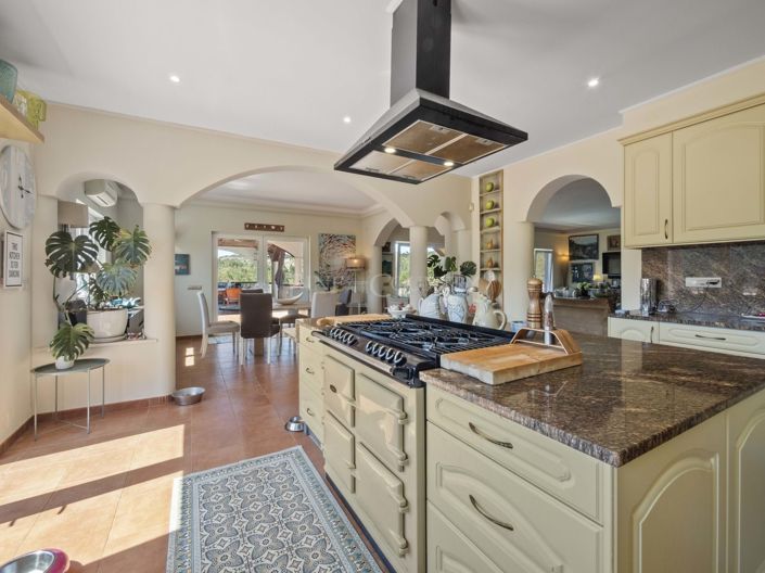 Image No.12-4 Bed Property for sale