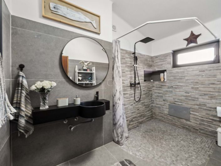 Image No.26-3 Bed Property for sale