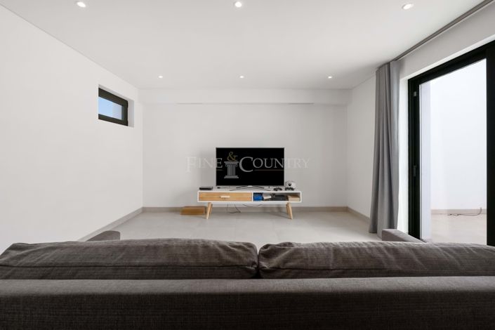 Image No.37-4 Bed Property for sale