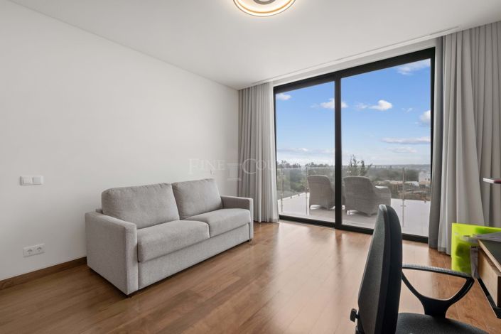 Image No.18-4 Bed Property for sale