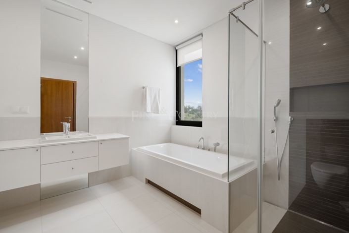 Image No.24-4 Bed Property for sale