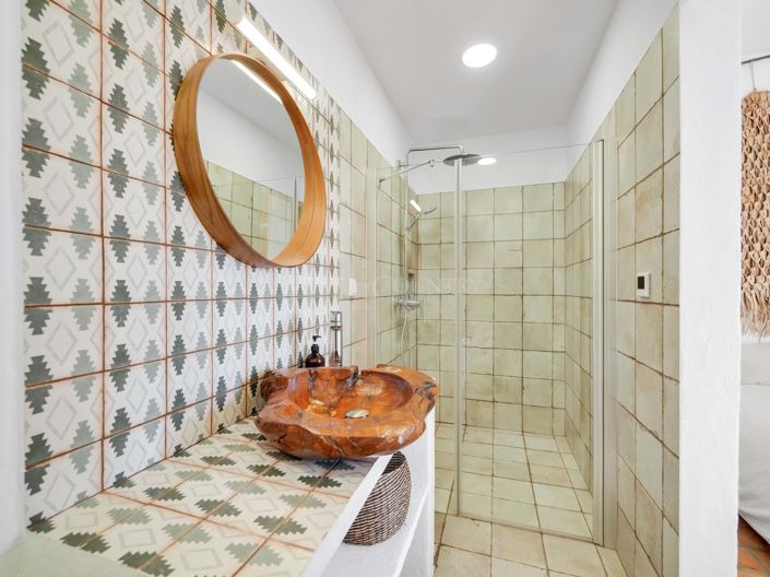 Image No.17-4 Bed Property for sale