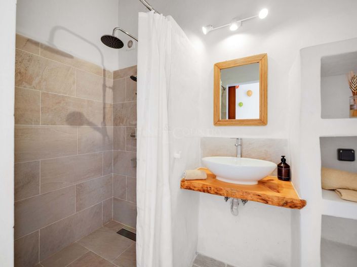 Image No.30-4 Bed Property for sale