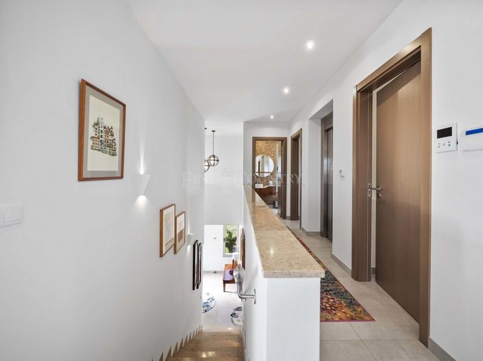 Image No.19-4 Bed Property for sale