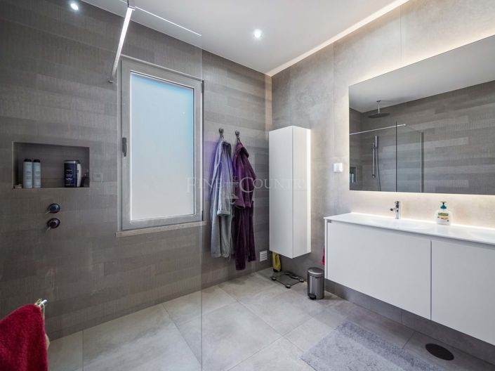 Image No.37-4 Bed Property for sale