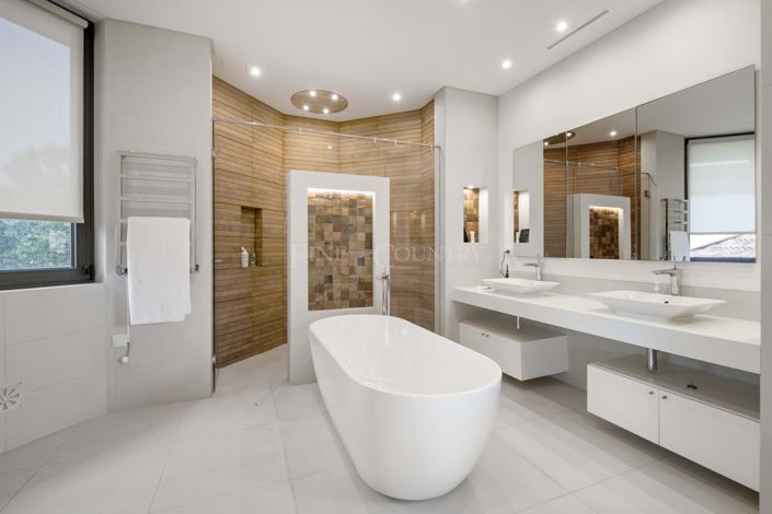 Image No.16-4 Bed Property for sale