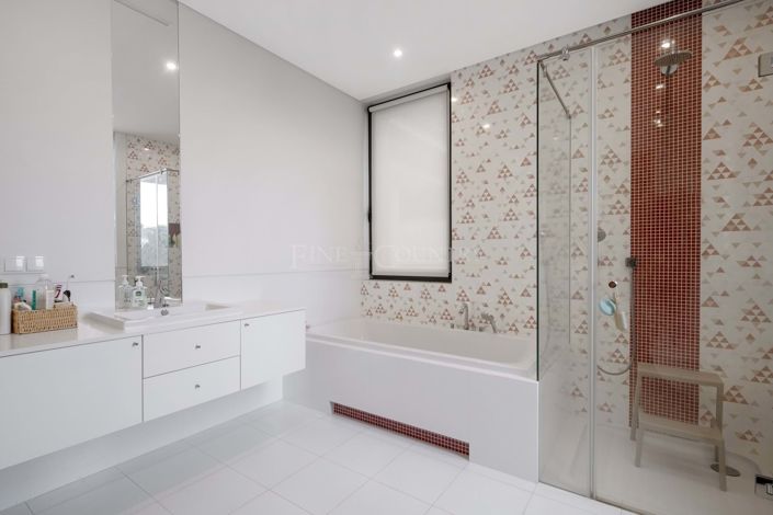 Image No.22-4 Bed Property for sale