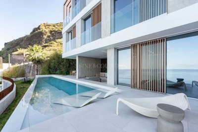 1 - Calheta, Propriété