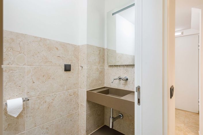 Image No.10-5 Bed Property for sale