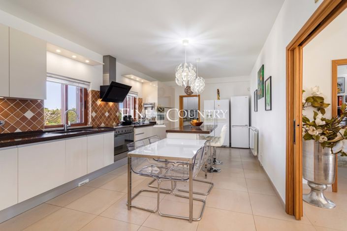 Image No.3-4 Bed Property for sale