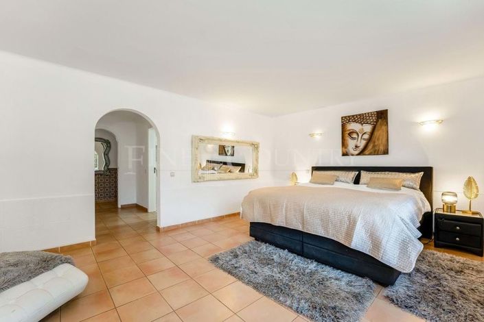 Image No.24-6 Bed Property for sale