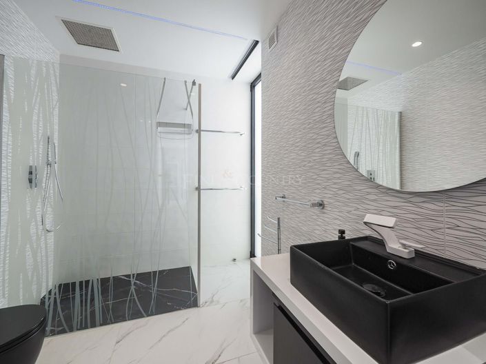 Image No.24-5 Bed Property for sale