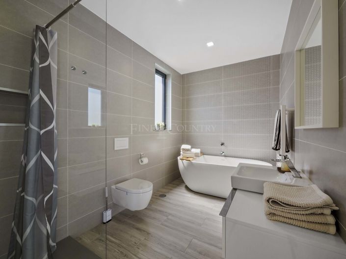 Image No.24-4 Bed Property for sale