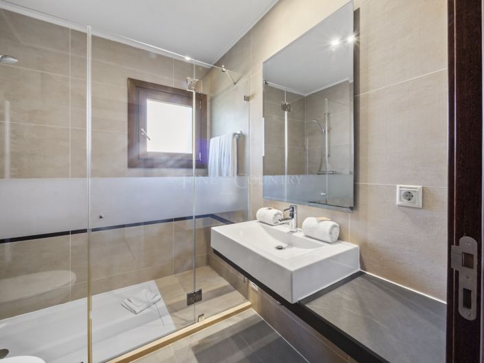 Image No.9-2 Bed Townhouse for sale