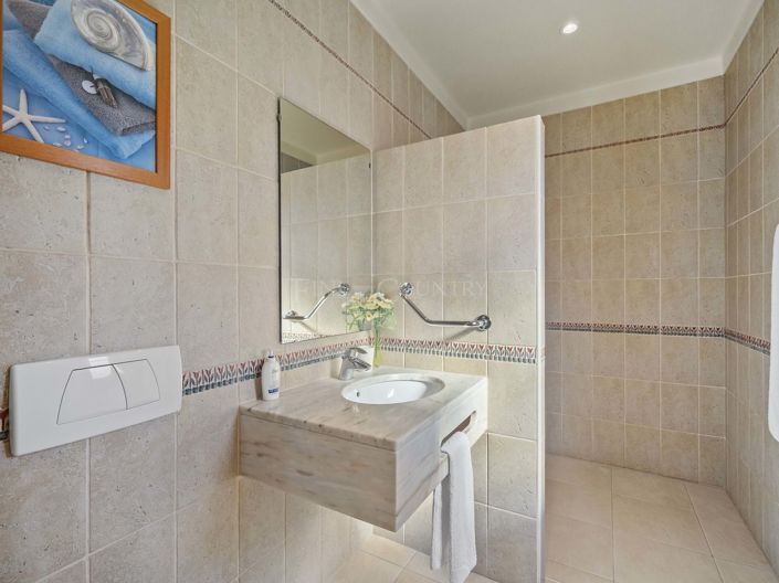 Image No.11-4 Bed Property for sale