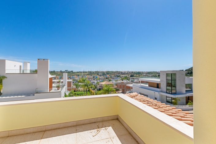 Image No.25-4 Bed Property for sale