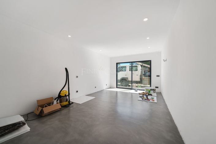 Image No.11-6 Bed Property for sale