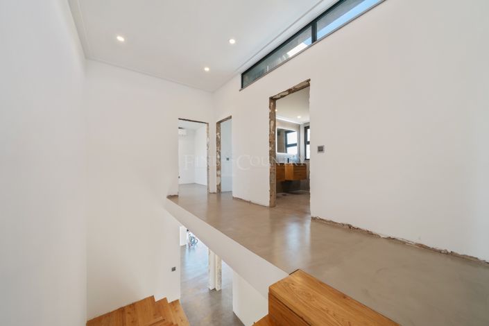 Image No.15-6 Bed Property for sale