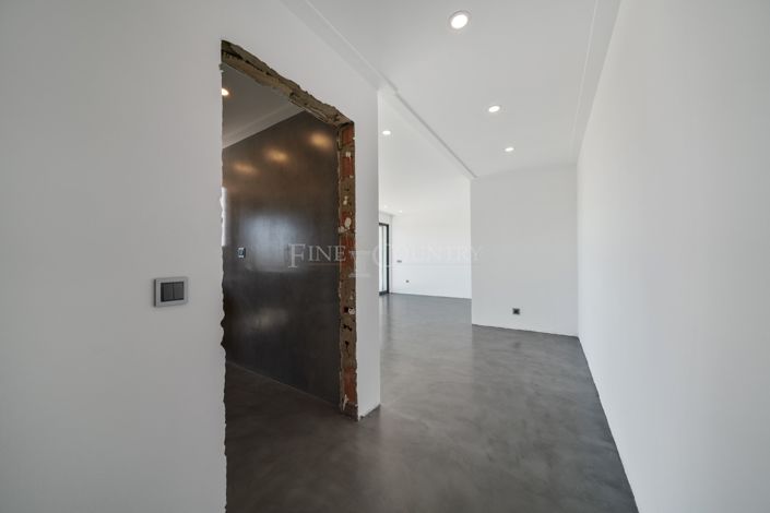 Image No.16-6 Bed Property for sale