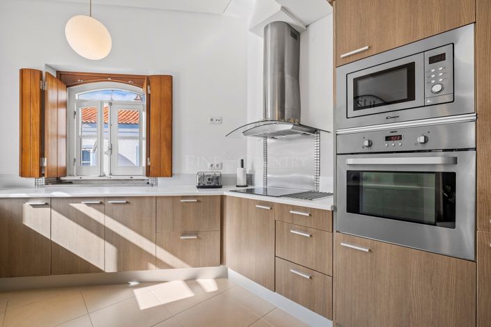 Image No.18-6 Bed Townhouse for sale