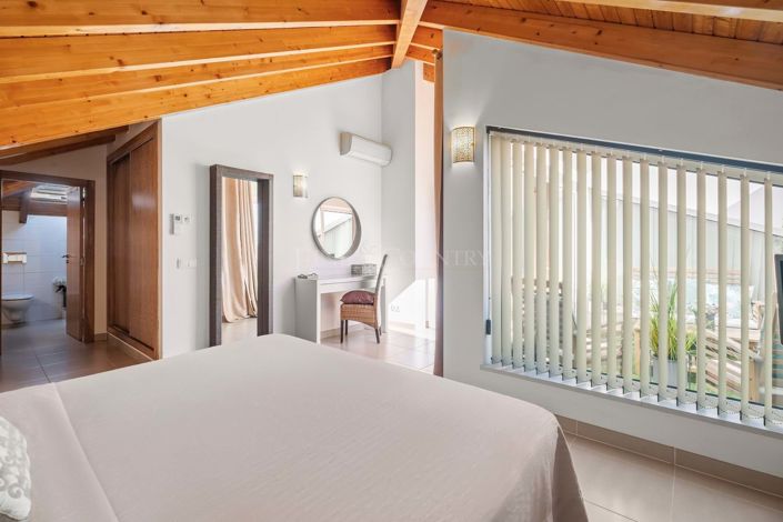 Image No.21-6 Bed Townhouse for sale