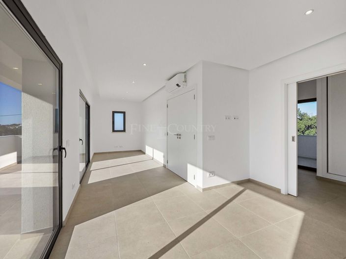 Image No.10-4 Bed Property for sale