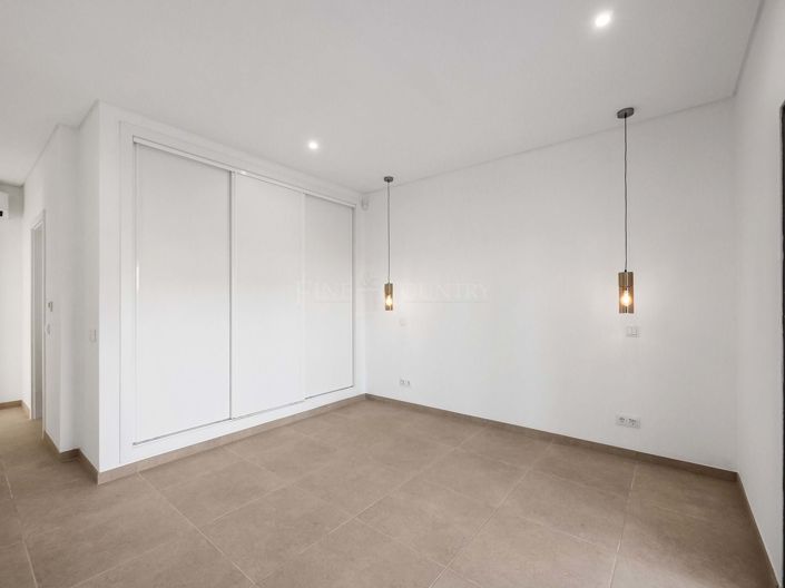 Image No.15-4 Bed Property for sale