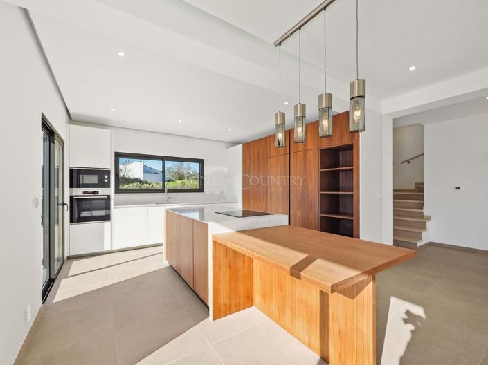 Image No.19-4 Bed Property for sale