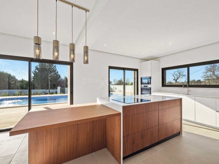 Image No.20-4 Bed Property for sale