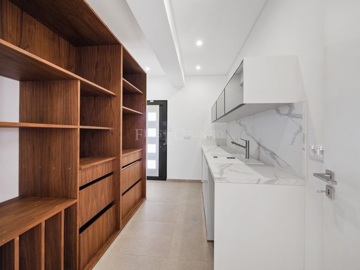 Image No.25-4 Bed Property for sale