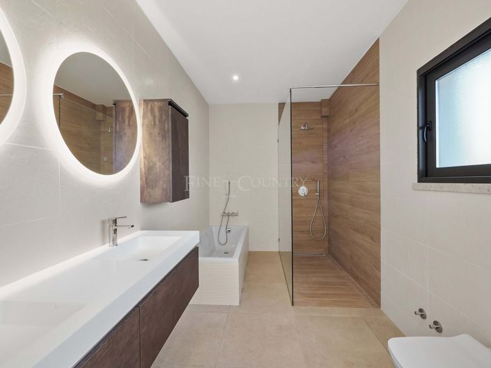 Image No.6-4 Bed Property for sale