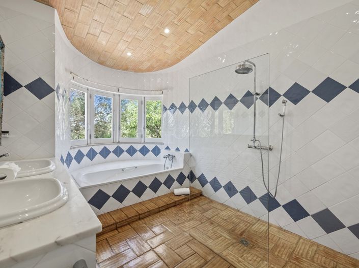 Image No.16-4 Bed Property for sale