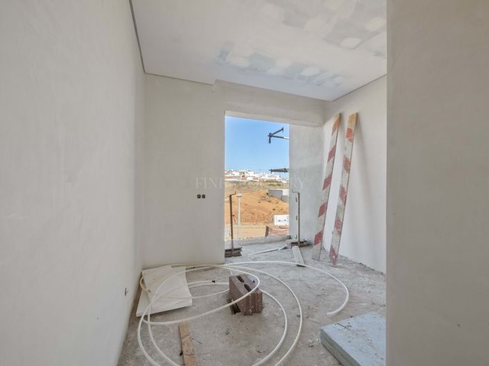 Image No.8-3 Bed Townhouse for sale