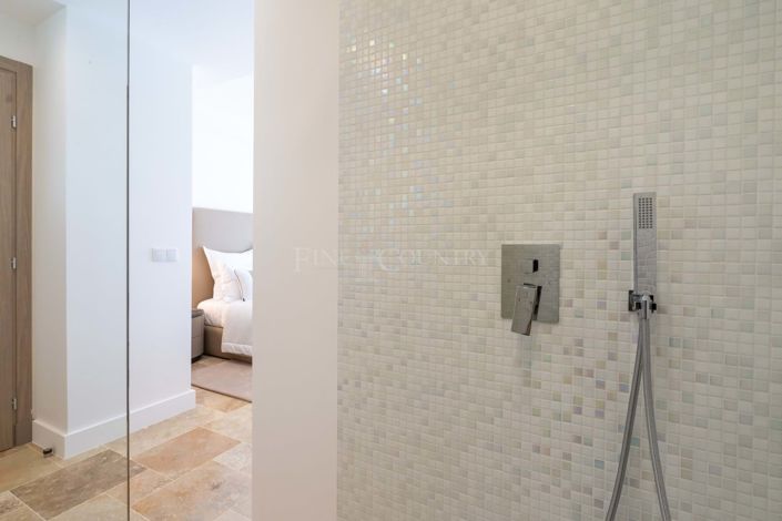 Image No.28-4 Bed Property for sale