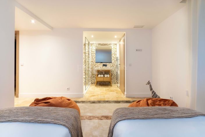 Image No.32-4 Bed Property for sale