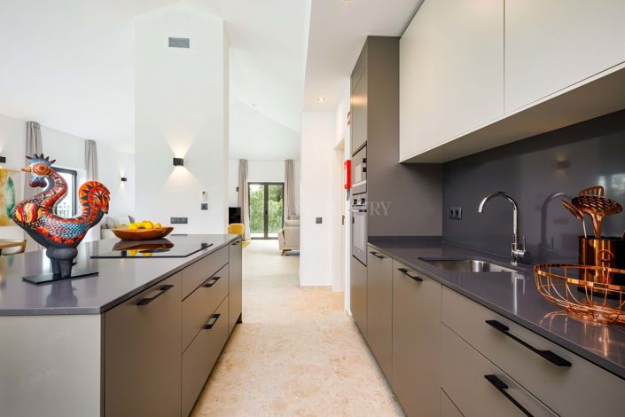 Image No.7-5 Bed Property for sale