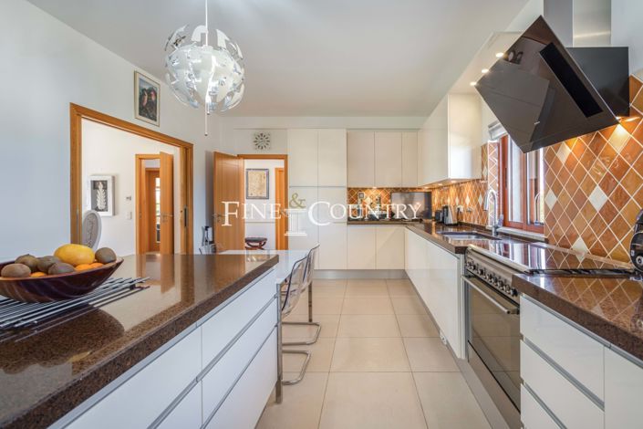 Image No.17-4 Bed Property for sale