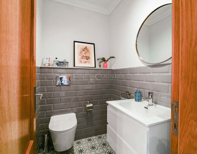 Image No.40-5 Bed Townhouse for sale