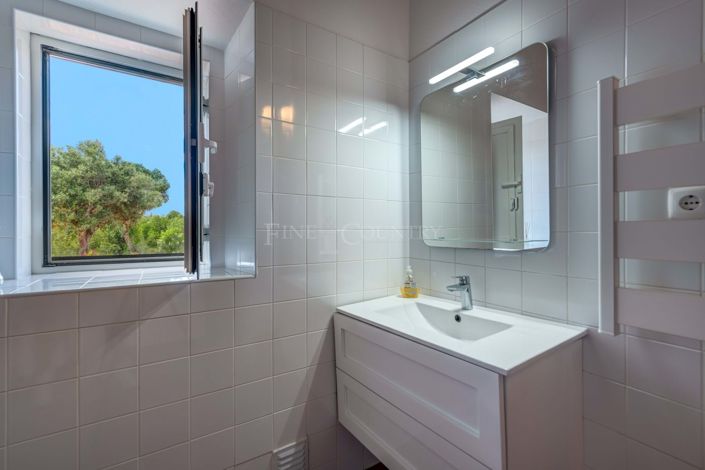 Image No.22-4 Bed Property for sale