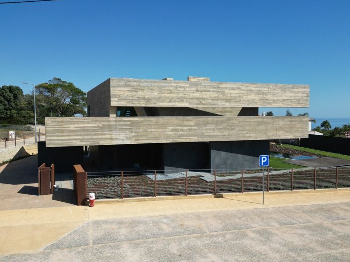 Image No.25-4 Bed Property for sale