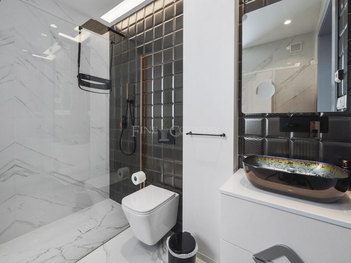 Image No.37-5 Bed Property for sale