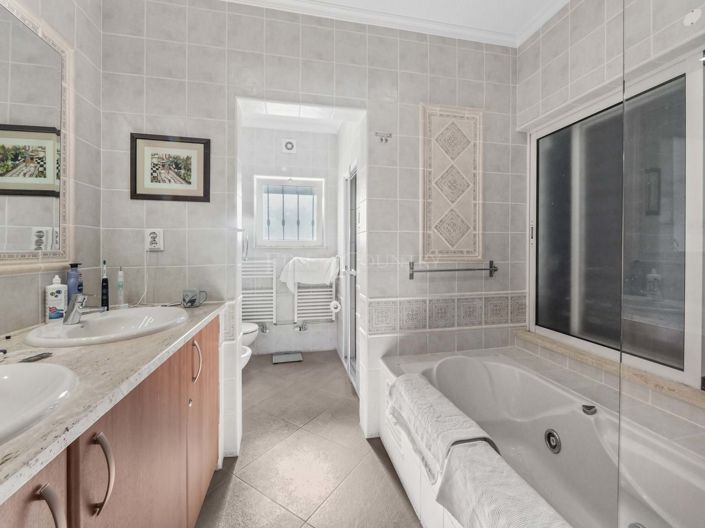 Image No.21-4 Bed Property for sale