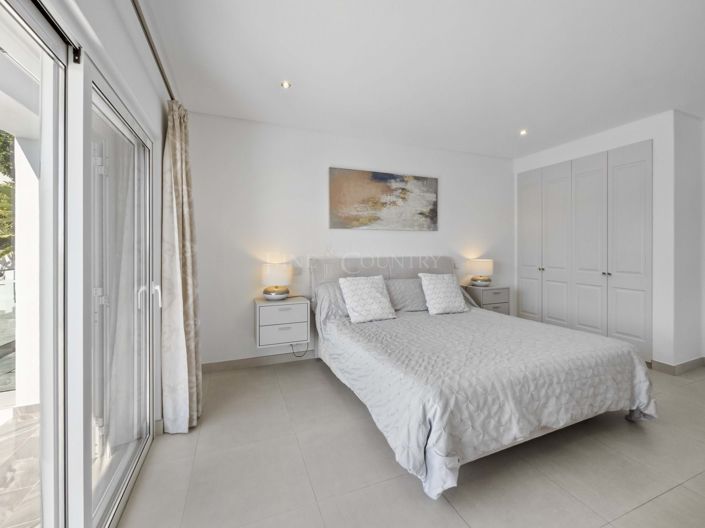 Image No.19-3 Bed Property for sale