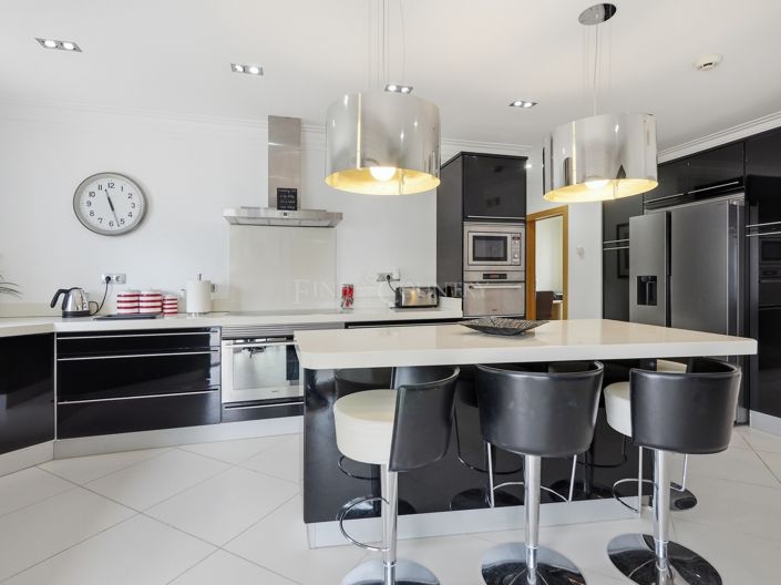 Image No.19-4 Bed Property for sale