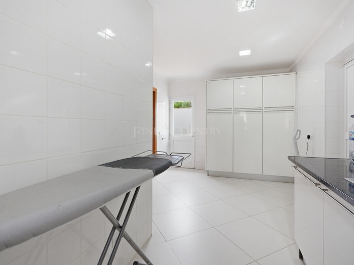 Image No.25-4 Bed Property for sale