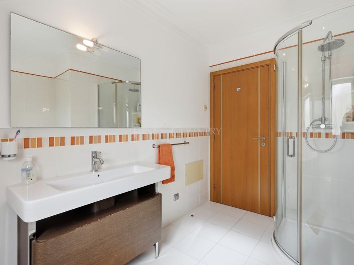 Image No.60-4 Bed Property for sale