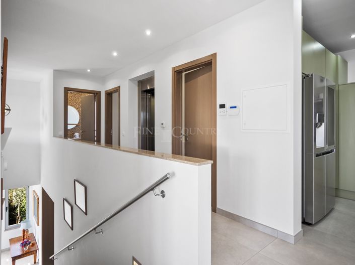 Image No.21-4 Bed Property for sale